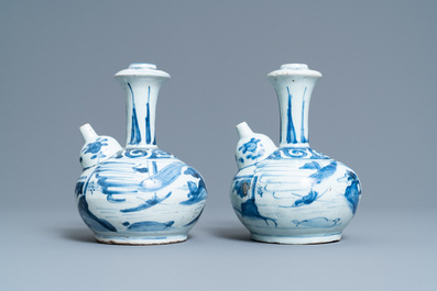 Une paire de kendis en porcelaine de Chine en bleu et blanc, Wanli