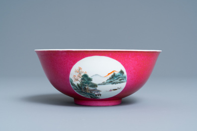 Un bol en porcelaine de Chine &agrave; fond rouge de rubis, 19/20&egrave;me