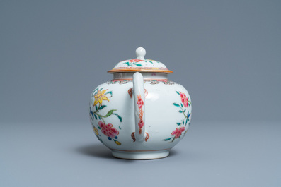 Een Chinese famille rose theepot met deksel, Yongzheng/Qianlong