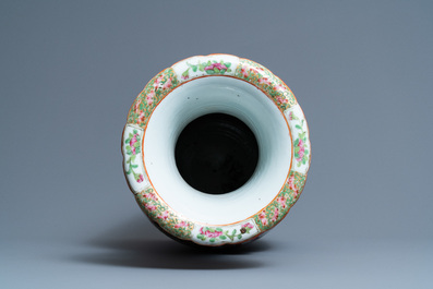 Un vase en porcelaine de Chine famille rose de Canton, 19&egrave;me