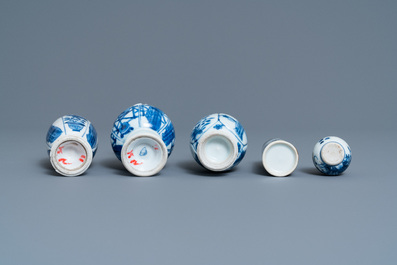 Cinq vases en porcelaine de Chine, la plupart en bleu et blanc, Kangxi