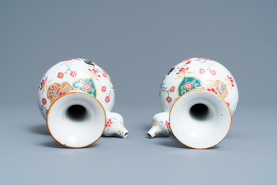 Une paire de kendis en porcelaine de Chine famille rose &agrave; d&eacute;cor de coqs, Qianlong