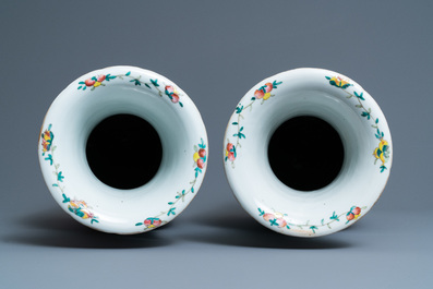 Une paire de vases en porcelaine de Chine famille rose, 19&egrave;me