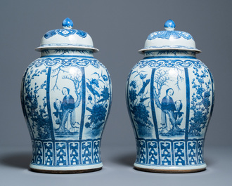 Une paire de grands vases couverts en porcelaine de Chine en bleu et blanc, 19&egrave;me