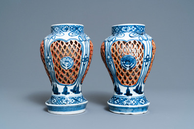Une paire de vases ajour&eacute;s en porcelaine Arita de Japon en bleu et blanc, Edo, 17/18&egrave;me