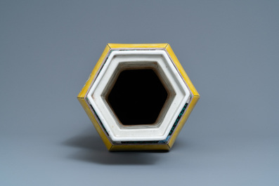 Un vase de forme hexagonale en porcelaine de Chine famille jaune, marque de Kangxi, 19&egrave;me