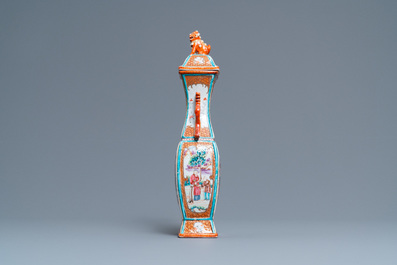 Un vase couvert en porcelaine de Chine famille rose &agrave; d&eacute;cor mandarin, Qianlong