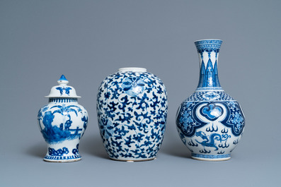 Trois vases en porcelaine de Chine en bleu et blanc, 19&egrave;me