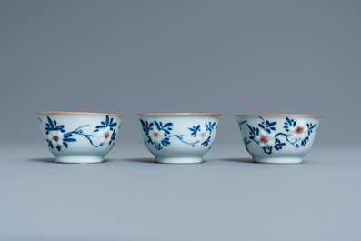 Drie Chinese blauw-witte en koperrode koppen en schotels, Kangxi