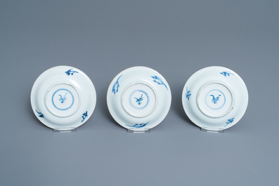 Drie Chinese blauw-witte en koperrode koppen en schotels, Kangxi