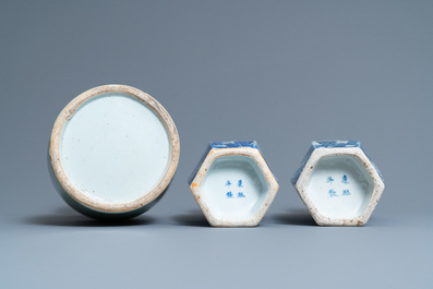 Une paire de vases en porcelaine de Chine en bleu et blanc et un &agrave; fond c&eacute;ladon, 19&egrave;me