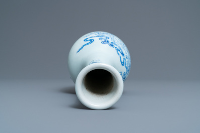 A Chinese blue and white bottle vase with go-players, 19/20th C.