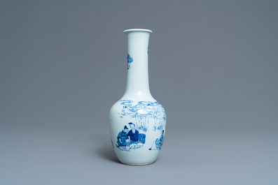 A Chinese blue and white bottle vase with go-players, 19/20th C.