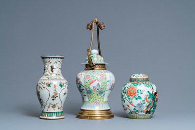 Twee Chinese famille verte vazen en een als lamp omgevormde famille rose vaas, 19e eeuw
