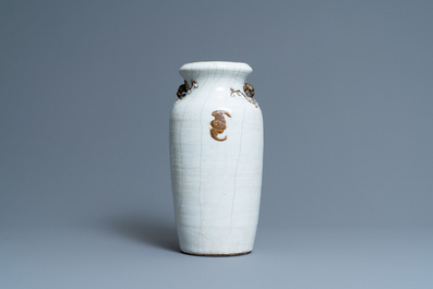 Un vase en porcelaine de Chine dite 'de Nankin' figurant Li Tieguai, marque de Qianlong, 19&egrave;me