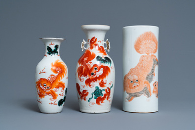 Un porte-chapeau et deux vases en porcelaine de Chine en rouge de fer &agrave; d&eacute;cor de lions bouddhistes, 19/20&egrave;me