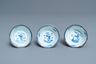 Trois tasses et soucoupes en porcelaine de Chine en bleu, blanc et rouge de cuivre, Kangxi