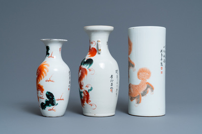 Un porte-chapeau et deux vases en porcelaine de Chine en rouge de fer &agrave; d&eacute;cor de lions bouddhistes, 19/20&egrave;me