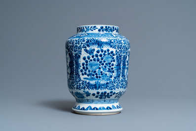 Een Chinese blauw-witte vaas met vogels en vlinders, zegelmerk, 19e eeuw