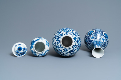 Trois vases en porcelaine de Chine en bleu et blanc, 19&egrave;me