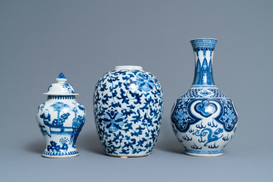 Trois vases en porcelaine de Chine en bleu et blanc, 19&egrave;me