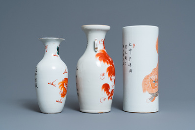 Un porte-chapeau et deux vases en porcelaine de Chine en rouge de fer &agrave; d&eacute;cor de lions bouddhistes, 19/20&egrave;me