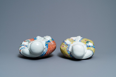 Deux figures de Bouddha en porcelaine de Chine famille rose, marques en creux, 19&egrave;me