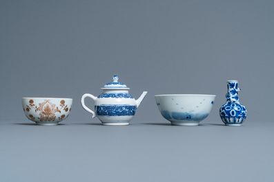 Een diverse collectie Chinees porselein, Kangxi en later