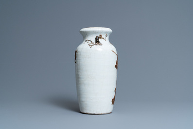 Un vase en porcelaine de Chine dite 'de Nankin' figurant Li Tieguai, marque de Qianlong, 19&egrave;me