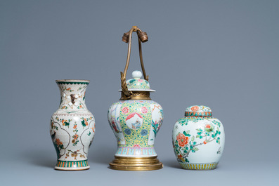 Deux vases en porcelaine de Chine famille verte et un en famille rose mont&eacute; en lampe, 19&egrave;me
