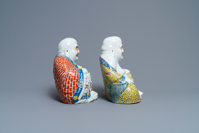 Deux figures de Bouddha en porcelaine de Chine famille rose, marques en creux, 19&egrave;me