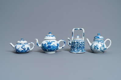 Vier Chinese blauw-witte theepotten met deksels, Kangxi