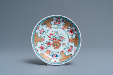 Trois pi&egrave;ces en porcelaine de Chine famille rose &agrave; fond et au dos 'rouge de rubis', Yongzheng