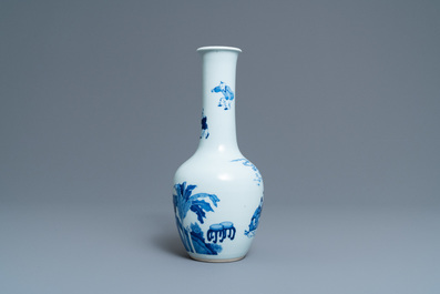 Un vase en porcelaine de Chine en bleu et blanc &agrave; d&eacute;cor de joueurs de go, 19/20&egrave;me