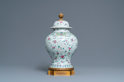 Un vase couvert en porcelaine de Chine famille rose &agrave; monture en bronze dor&eacute;, 19&egrave;me