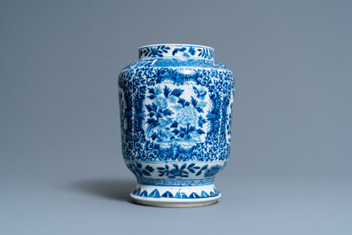 Un vase en porcelaine de Chine en bleu et blanc, marque sigillaire, 19&egrave;me