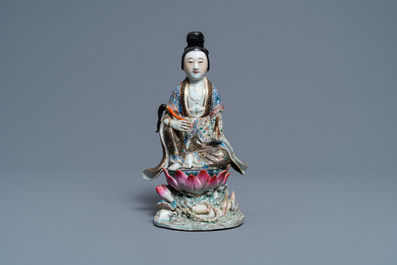 Une figure d'une femme assise sur un tr&ocirc;ne de lotus en porcelaine de Chine famille rose, 19&egrave;me