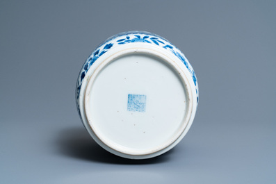 Un vase en porcelaine de Chine en bleu et blanc, marque sigillaire, 19&egrave;me