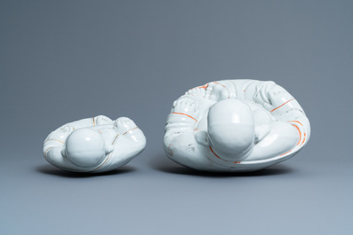 Cinq figures de Bouddha en porcelaine de Chine famille rose et blanc monochrome, marques en creux, 19/20&egrave;me