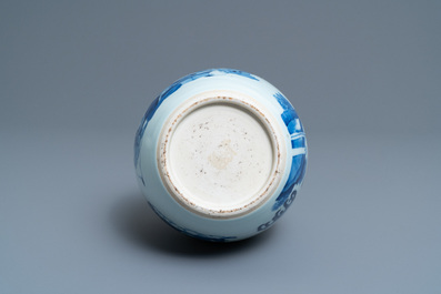 A Chinese blue and white bottle vase with go-players, 19/20th C.