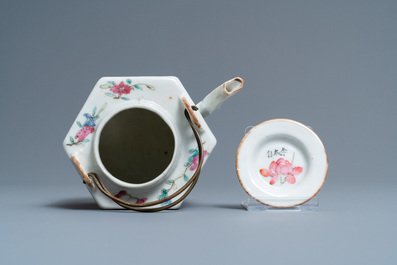 Une th&eacute;i&egrave;re couverte en porcelaine de Chine famille rose &agrave; d&eacute;cor 'Wu Shuang Pu', 19&egrave;me