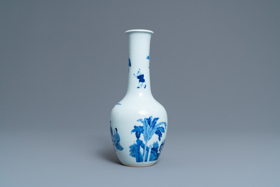 Un vase en porcelaine de Chine en bleu et blanc &agrave; d&eacute;cor de joueurs de go, 19/20&egrave;me