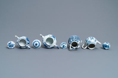 Vier Chinese blauw-witte theepotten met deksels, Kangxi