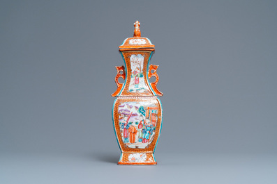 Een Chinese famille rose dekselvaas met mandarijns decor, Qianlong