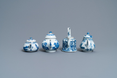 Quatre th&eacute;i&egrave;res couvertes en porcelaine de Chine en bleu et blanc, Kangxi