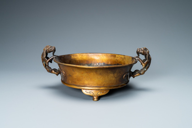 Een grote Chinese bronzen driepotige wierookbrander met chilong-handgrepen, Xuande merk, 18/19e eeuw