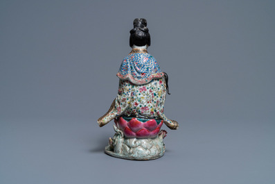 Une figure d'une femme assise sur un tr&ocirc;ne de lotus en porcelaine de Chine famille rose, 19&egrave;me