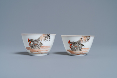 Une paire de tasses et soucoupes en porcelaine de Chine &agrave; d&eacute;cor de coqs et poules en grisaille et rouge de fer, Yongzheng