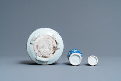 A pair of Chinese blue and white dishes, a brush pot and two snuff bottles, 18/19th C.