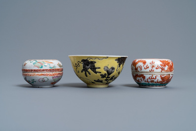 Un bol Dayazhai et deux bo&icirc;tes &agrave; p&acirc;te en porcelaine de Chine, 19&egrave;me